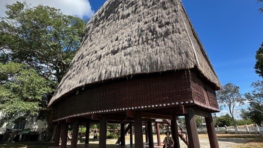 Gemeenschapshuis in de centrale hooglanden van Vietnam (Foto Maarten Ruijters)